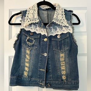 I love Woman’s Denim Vest size Small